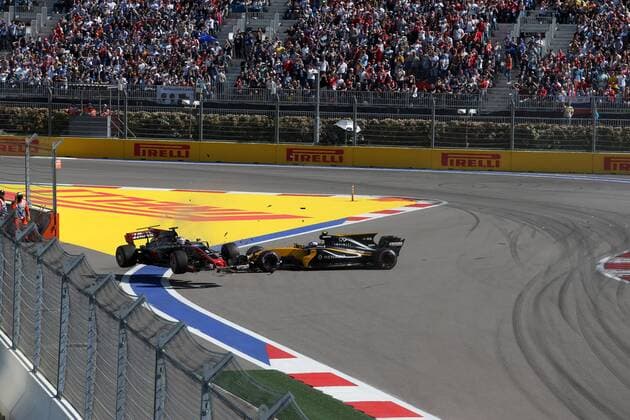 Russian Grand Prix, Sochi 27 - 30 April 2017 30.04.2017 - Race, Crash, Romain Grosjean (FRA) Haas F1 Team VF-17 and Jolyon Palmer (GBR) Renault F1 Team RS17 