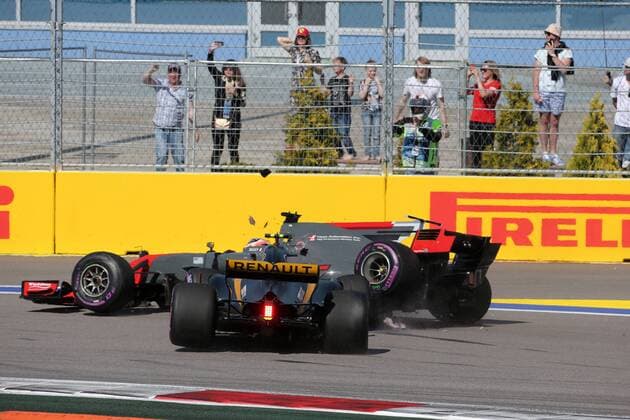 Russian Grand Prix, Sochi 27 - 30 April 2017 30.04.2017 - Race, Crash, Romain Grosjean (FRA) Haas F1 Team VF-17 and Jolyon Palmer (GBR) Renault F1 Team RS17 
