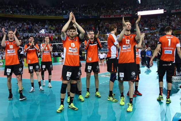 Bilder des Tages - SPORT Volleyball, Herren, Saison 2016 17, CEV Champions League Final Four in Rom, Spiel um Platz 3, BR Volleys - Civitanova, Enttäuschung nach dem Spielende, die Spieler der BR Volleys danken traurig ihren Fans für die Unterstützung, 30.04.17, Copyright: xMichaelxHundtx xMatthiasxKochx