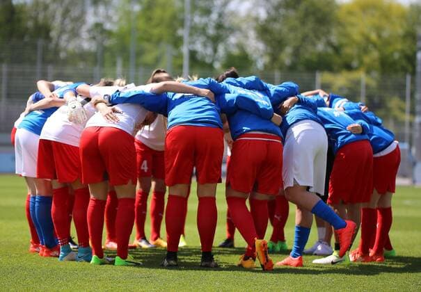 30.04.2017 xcex Deutschland, Leverkusen, Frankfurt, Fussball, Frauenfussball Allianz Frauen-Bundesliga Saison 2016 2017 Bayer 04 Leverkusen gegen 1. FFC Frankfurt die frankfurter Spielerinnen schwören sich im Mannschaftskreis ein