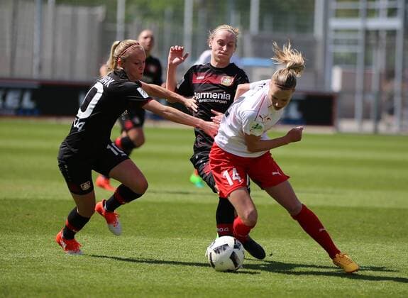 30.04.2017 xcex Deutschland, Leverkusen, Frankfurt, Fussball, Frauenfussball Allianz Frauen-Bundesliga Saison 2016 2017 Bayer 04 Leverkusen gegen 1. FFC Frankfurt Jackie Groenen (Frankfurt) gegen Turid Knaak (Leverkusen)