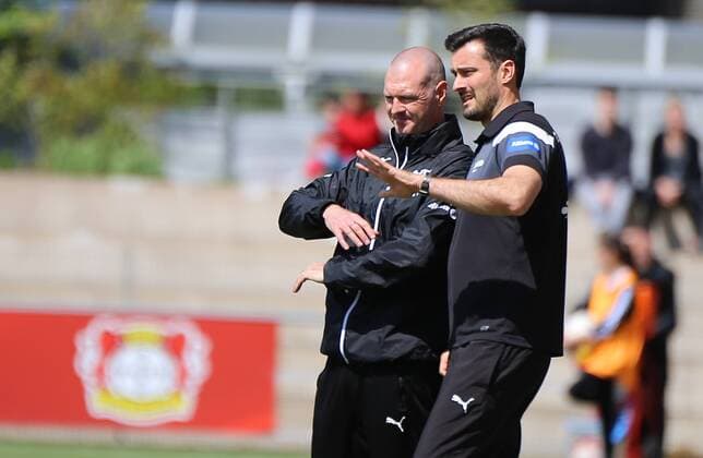 30.04.2017 xcex Deutschland, Leverkusen, Frankfurt, Fussball, Frauenfussball Allianz Frauen-Bundesliga Saison 2016 2017 Bayer 04 Leverkusen gegen 1. FFC Frankfurt Trainer Matt Ross mit Co-Trainer Kai Rennich (beide Frankfurt) an der Seitenlinie