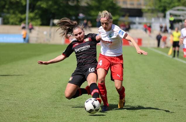 30.04.2017 xcex Deutschland, Leverkusen, Frankfurt, Fussball, Frauenfussball Allianz Frauen-Bundesliga Saison 2016 2017 Bayer 04 Leverkusen gegen 1. FFC Frankfurt Laura Widak (Leverkusen) gegen Kathrin Hendrich (Frankfurt)