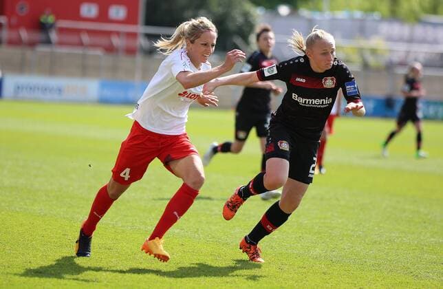 30.04.2017 xcex Deutschland, Leverkusen, Frankfurt, Fussball, Frauenfussball Allianz Frauen-Bundesliga Saison 2016 2017 Bayer 04 Leverkusen gegen 1. FFC Frankfurt Kathrin Hendrich (Frankfurt) im Laufduell mit Frederike Kempe (Leverkusen)
