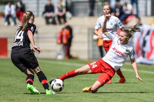 v.li.: Henrietta Csiszar (Bayer 04 Leverkusen, 14) im Zweikampf mit Jackie Groenen (1. FFC Frankfurt, 14), Zweikampf, Duell, duel, tackle, tackling, Dynamik, Action, Aktion, Fussball, DFB-Pokal, Halbfinale, Bayer 04 Leverkusen - 1. FFC Frankfurt, xmhx
