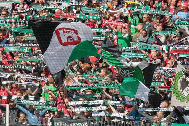 Aus 2. BL Saison 2016 17 Hannover 96 gegen Fortuna Düsseldorf 1:0 am 30.04.2017. Im Foto: Han96 Fans Fahne