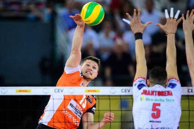 Bilder des Tages - SPORT 30.04.2017, Palalottomatica, Rom Volleyball, 2017 CEV Volleyball Champions League, Spiel Platz 3 4, Berlin Recycling Volleys (GER) vs. Cucine Lube Civitanova (ITA) Angriff Ruben Schott ( 13 Berlin) - Block Osmany Juantorena ( 5 Civitanova)