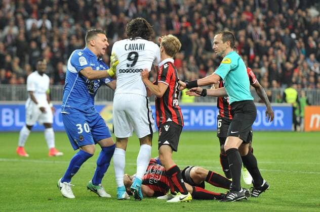 09 EDINSON CAVANI (psg) - 30 Yoan CARDINALE (nice) - Ruddy BUQUET (ARBITRE) - ALTERCATION FOOTBALL : Nice vs Paris SG - Ligue 1 - 30 04 2017 FEP Panoramic 