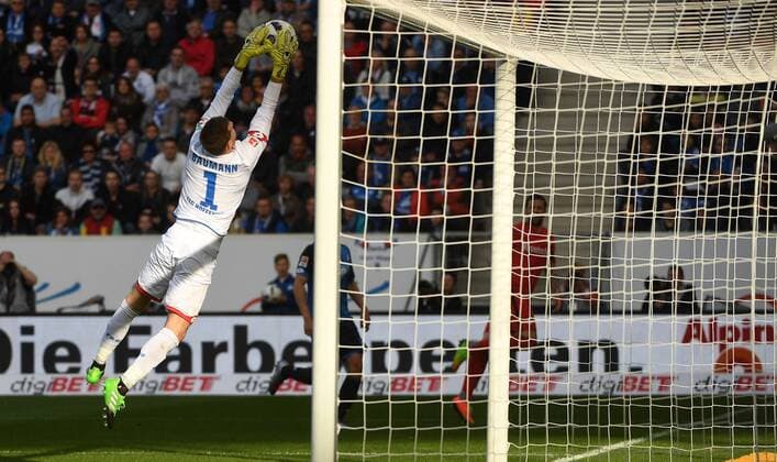 Bilder des Tages - SPORT 30.04.2017, xjhx, Fussball 1.Bundesliga, TSG 1899 Hoffenheim - Eintracht Frankfurt, emspor, v.l. Oliver Baumann (1899 Hoffenheim), Marco Russ (Eintracht Frankfurt) Sinsheim