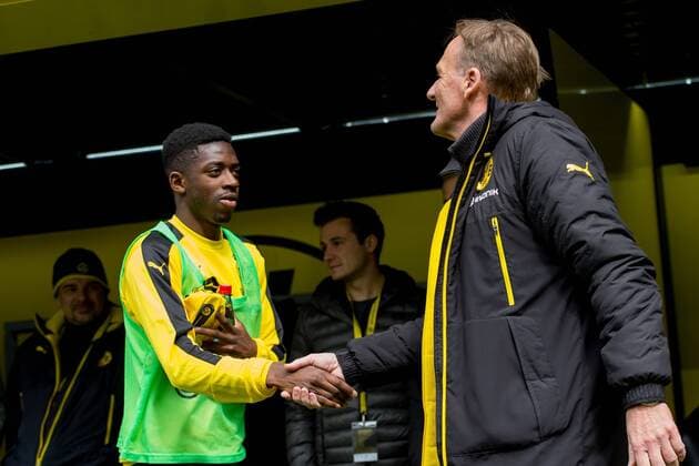 Dortmund, Germany 29.04.2017, 1. Bundesliga 31. Spieltag, BV Borussia Dortmund - 1. FC Koeln, Ousmane Dembele (BVB) und CEO Geschaeftsfuehrer Hans-Joachim Watzke (BVB), geben sich die Hand ( DeFodi001