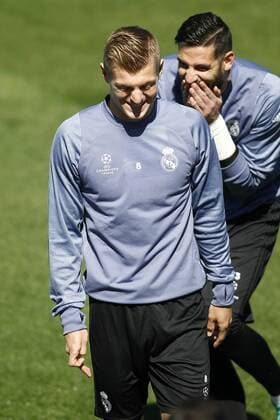 Real Madrid s Toni Kroos (l) and Kiko Casilla during training session. May 1,2017.  (2017050143)