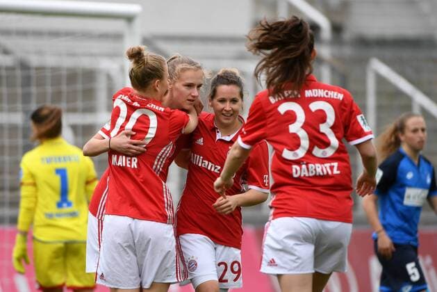 v.li.: Martina Tufekovic (Torfrau, Hoffenheim, 1) enttäuscht schauend, Enttäuschung, Frustration, disappointed, pessimistisch, Leonie Maier (FC Bayern München, FCB, 20) Vivianne Miedema (FC Bayern München, FCB, 10) Nicole Rolser (FC Bayern München, FCB, 29) Sara Ilonka Däbritz (Sara Daebritz, FC Bayern München, FCB, 33) mit Torjubel, Jubel, Torjubel, Torerfolg, celebrate the goal, goal, celebration, Jubel ueber das Tor zum 1:0 durch Vivianne Miedema (FC Bayern München, FCB, 10) , optimistisch, Action, Aktion, Michaela Specht (Hoffenheim, 5) enttäuscht schauend, Enttäuschung, Frustration, disappointed, pessimistisch, Fussball,Allianz Frauen-Bundesliga, FC Bayern München - TSG 1899 Hoffenheim, xslx