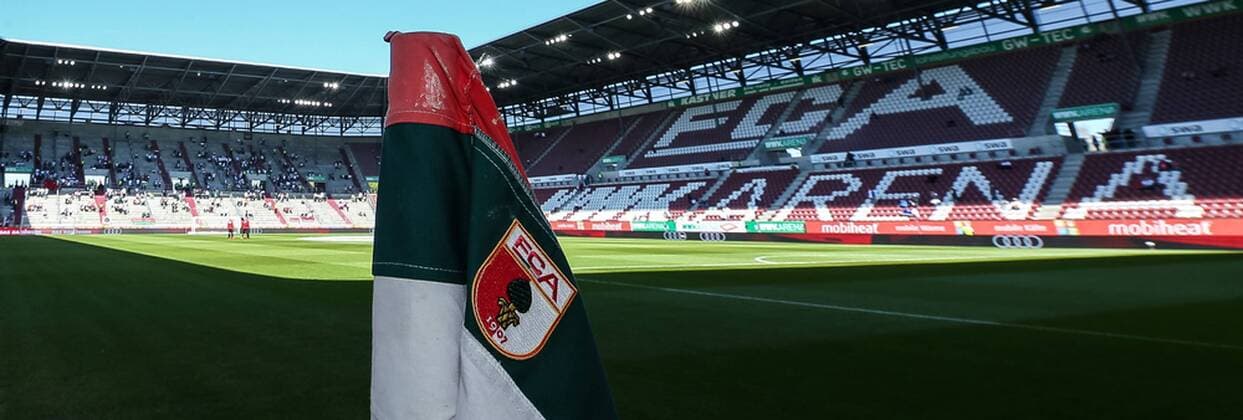 Fußball, Stadiongeschichte FC Augsburg Augsburg, Deutschland, 30.04.2017, Bundesliga 31. Spieltag, FC Augsburg - Hamburger SV, Innenansicht, Stadion, Eckfahne ( DeFodi507