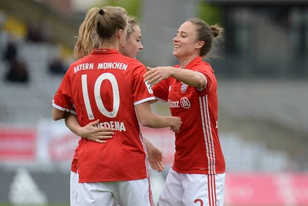 v.li.: Vivianne Miedema (FC Bayern München, FCB, 10) Sara Ilonka Däbritz (Sara Daebritz, FC Bayern München, FCB, 33) Gina Lewandowski (FC Bayern München, FCB, 2) mit Torjubel, Jubel, Torjubel, Torerfolg, celebrate the goal, goal, celebration, Jubel ueber das Tor zum 2:0 durch Vivianne Miedema (FC Bayern München, FCB, 10) , optimistisch, Action, Aktion, Fussball,Allianz Frauen-Bundesliga, FC Bayern München - TSG 1899 Hoffenheim, xslx
