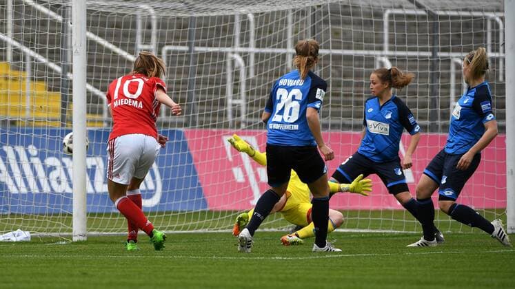 v.li.: Vivianne Miedema (FC Bayern München, FCB, 10) erzielt das 1:0, Torschützin zum 1:0, scores the goal, Tor, Goal, Torerfolg, Action, Aktion, Martina Tufekovic (Torfrau, Hoffenheim, 1) Sophie Howard (Hoffenheim, 26) Michaela Specht (Hoffenheim, 5) Kristin Demann (Hoffenheim, 4) schauen zu, Fussball,Allianz Frauen-Bundesliga, FC Bayern München - TSG 1899 Hoffenheim, xslx