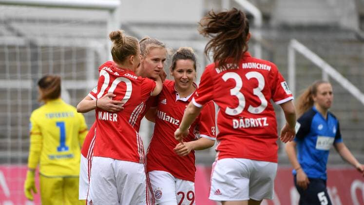 v.li.: Martina Tufekovic (Torfrau, Hoffenheim, 1) enttäuscht schauend, Enttäuschung, Frustration, disappointed, pessimistisch, Leonie Maier (FC Bayern München, FCB, 20) Vivianne Miedema (FC Bayern München, FCB, 10) Nicole Rolser (FC Bayern München, FCB, 29) Sara Ilonka Däbritz (Sara Daebritz, FC Bayern München, FCB, 33) mit Torjubel, Jubel, Torjubel, Torerfolg, celebrate the goal, goal, celebration, Jubel ueber das Tor zum 1:0 durch Vivianne Miedema (FC Bayern München, FCB, 10) , optimistisch, Action, Aktion, Michaela Specht (Hoffenheim, 5) enttäuscht schauend, Enttäuschung, Frustration, disappointed, pessimistisch, Fussball,Allianz Frauen-Bundesliga, FC Bayern München - TSG 1899 Hoffenheim, xslx