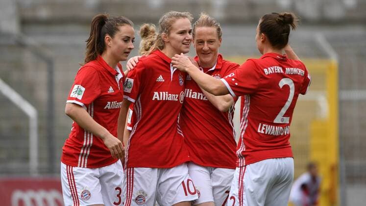 v.li.: Sara Ilonka Däbritz (Sara Daebritz, FC Bayern München, FCB, 33) Vivianne Miedema (FC Bayern München, FCB, 10) Melanie Behringer (FC Bayern München, FCB, 7) Gina Lewandowski (FC Bayern München, FCB, 2) mit Torjubel, Jubel, Torjubel, Torerfolg, celebrate the goal, goal, celebration, Jubel ueber das Tor zuum 1:0 durch Vivianne Miedema (FC Bayern München, FCB, 10) , optimistisch, Action, Aktion, Fussball,Allianz Frauen-Bundesliga, FC Bayern München - TSG 1899 Hoffenheim, xslx
