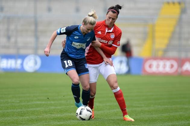 v.li.: Judith Steinert (Hoffenheim, 19) Viktoria Schnaderbeck (FC Bayern München, FCB, 25) im Zweikampf, Duell, duel, tackle, Dynamik, Action, Aktion, Fussball,Allianz Frauen-Bundesliga, FC Bayern München - TSG 1899 Hoffenheim, xslx