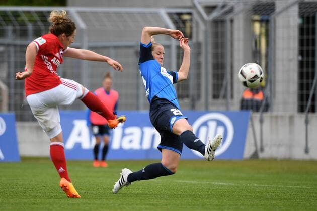 v.li.: Nicole Rolser (FC Bayern München, FCB, 29) beim Torschuss, Sophie Howard (Hoffenheim, 26) wirft sich vergebens in den Schuss, Fussball,Allianz Frauen-Bundesliga, FC Bayern München - TSG 1899 Hoffenheim, xslx