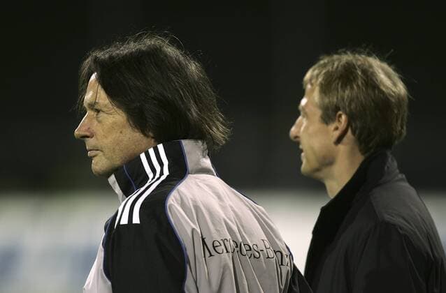 Foto : Doc Müller Wohlfahrt ( GER ) im Gespräch mit Juergen Klinsmann , rechts Fussball Länderspiel am 26.03.2005 Slowenien - Deutschland