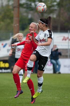 v.li.: Maxine Birker (DSC Arminia Bielefeld, 22) im Kopfballduell, Kopfball, Zweikampf mit Carole Costa da Silva (BV Cloppenburg, 15), Fussball, 2. Frauen-Bundesliga Nord, BV Cloppenburg - DSC Arminia Bielefeld, xobx