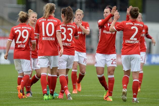 Spielerinnen des FC Bayern München mit Torjubel, Jubel, Torjubel, Torerfolg, celebrate the goal, goal, celebration, Jubel ueber das Tor zum 2:0 durch Vivianne Miedema (FC Bayern München, FCB, 10) , optimistisch, Action, Aktion, Fussball,Allianz Frauen-Bundesliga, FC Bayern München - TSG 1899 Hoffenheim, xslx