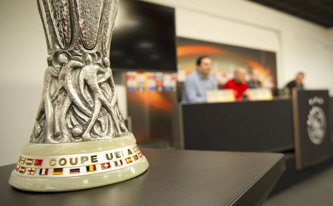 Bilder des Tages - SPORT 02-05-2017 VOETBAL: PERSCONFERENTIE AJAX: AMSTERDAM Uefa cup bokaal, media Foto: SCS Michel Utrecht xVIxxIVx 7708276