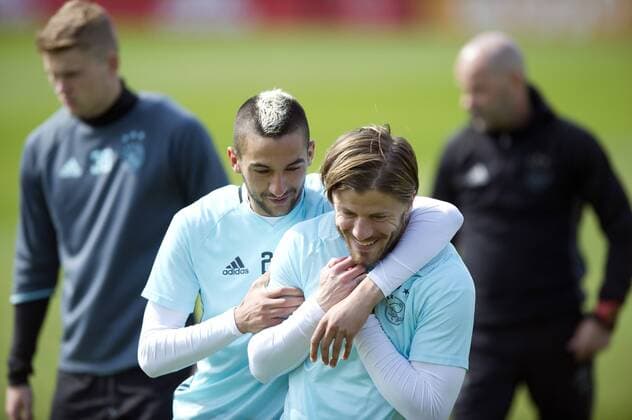 02-05-2017 VOETBAL: TRAINING AJAX: AMSTERDAM Hakim Ziyech (Ajax) , Lasse Schone (Ajax) Foto: SCS Michel Utrecht xVIxxIVx 7711875