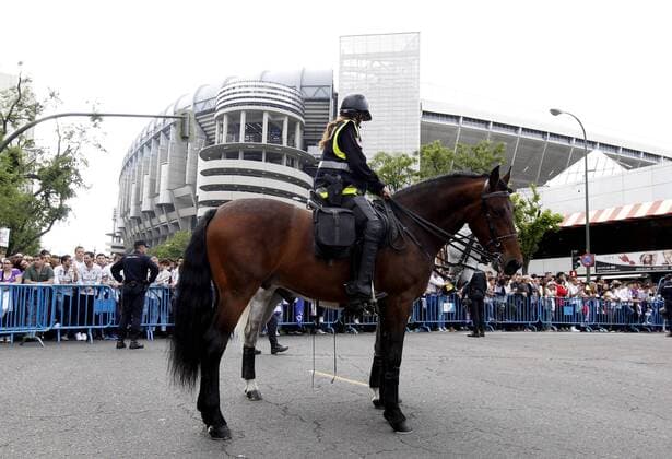 National policemen guard the outside of the Santiago Bernabeu stadium in Madrid, Spain on 02 May 2017 before the UEFA Champions League semifinal first leg match between Real Madrid and Atletico Madrid. REAL MADRID VS ATLETICO MADRID !ACHTUNG: NUR REDAKTIONELLE NUTZUNG!  Copyright: xJAVIERxLOPEZx 20170502-636293498926904789
