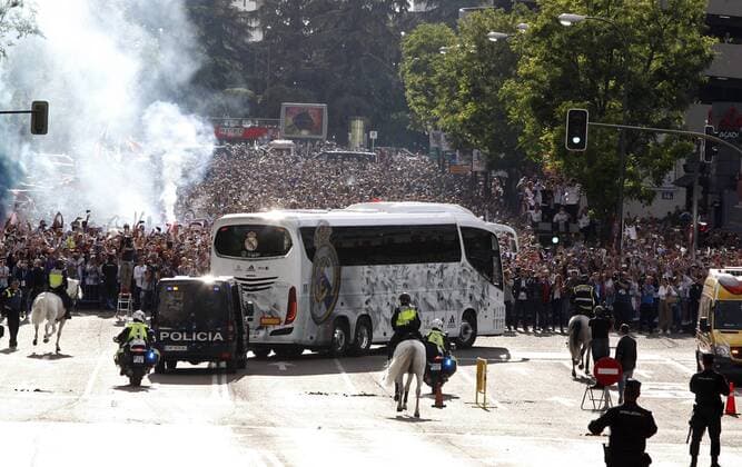 Real Madrid s supporters cheer up their team at the arrival of bus outside of the Santiago Bernabeu stadium in Madrid, Spain on 02 May 2017 before the UEFA Champions League semifinal first leg match between Real Madrid and Atletico Madrid. REAL MADRID VS ATLETICO MADRID !ACHTUNG: NUR REDAKTIONELLE NUTZUNG!  Copyright: xJavierxLopezx 20170502-636293517133901603