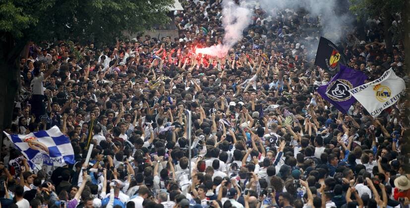 Real Madrid s supporters cheer up their team at the arrival of bus outside of the Santiago Bernabeu stadium in Madrid, Spain on 02 May 2017 before the UEFA Champions League semifinal first leg match between Real Madrid and Atletico Madrid. REAL MADRID VS ATLETICO MADRID !ACHTUNG: NUR REDAKTIONELLE NUTZUNG!  Copyright: xJUANJOxMARTINx 20170502-636293517145601453