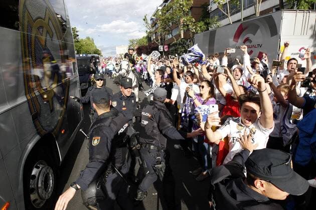 Real Madrid s supporters cheer up their team at the arrival of bus outside of the Santiago Bernabeu stadium in Madrid, Spain on 02 May 2017 before the UEFA Champions League semifinal first leg match between Real Madrid and Atletico Madrid. REAL MADRID VS ATLETICO MADRID !ACHTUNG: NUR REDAKTIONELLE NUTZUNG!  Copyright: xJavierxLopezx 20170502-636293517193804835