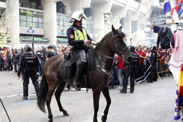 National policemen guard the outside of the Santiago Bernabeu stadium in Madrid, Spain on 02 May 2017 before the UEFA Champions League semifinal first leg match between Real Madrid and Atletico Madrid. REAL MADRID VS ATLETICO MADRID !ACHTUNG: NUR REDAKTIONELLE NUTZUNG!  Copyright: xJAVIERxLOPEZx 20170502-636293517852272393