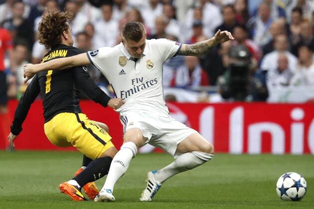 Real Madrid s German midfielder Toni Kroos (R) vies for the ball with Atletico de Madrid s French defender Antoine Griezmann during the UEFA Champions League semifinal match between Real Madrid and Atletico de Madrid at the Santiago Bernabeu stadium in Madrid, Spain, 02 May 2017. REAL MADRID VS. ATLETICO DE MADRID !ACHTUNG: NUR REDAKTIONELLE NUTZUNG!  Copyright: xJavierxLizonx MAD001 20170502-636293559554449859
