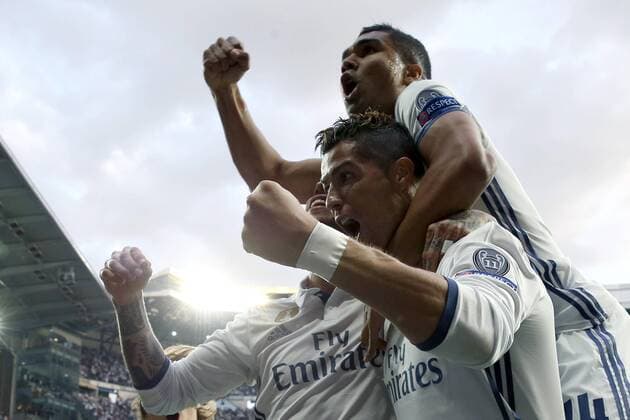 Bilder des Tages - SPORT Real Madrid s Portuguese striker Cristiano Ronaldo (R) jubilates the first goal against Atletico de Madrid during the UEFA Champions League semifinal match between Real Madrid and Atletico de Madrid at the Santiago Bernabeu stadium in Madrid, Spain, 02 May 2017. REAL MADRID VS. ATLETICO DE MADRID !ACHTUNG: NUR REDAKTIONELLE NUTZUNG!  Copyright: xChemaxMoyax MAD001 20170502-636293573769850825