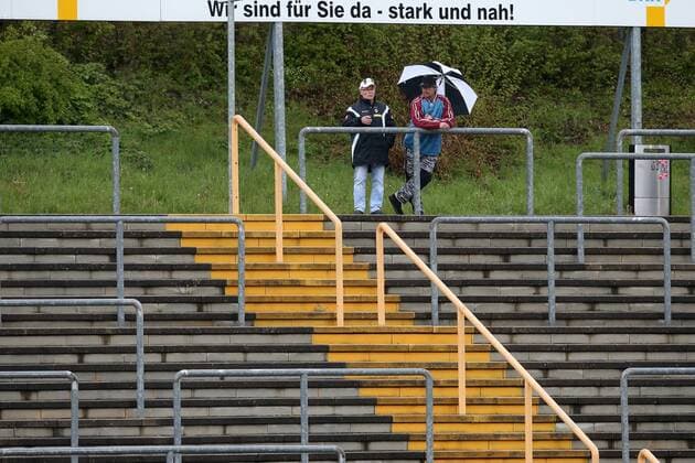 Fußball, Stadiongeschichte Sportfreunde Siegen Vereinzelte Zuschauer auf der spaerlich besuchten Gegengerade im Leimbachstadion Fussball Regionalliga West, 22. Spieltag, Sportfreunde Siegen - Borussia Moenchengladbach II, am 02.05.2017 in Siegen Deutschland.