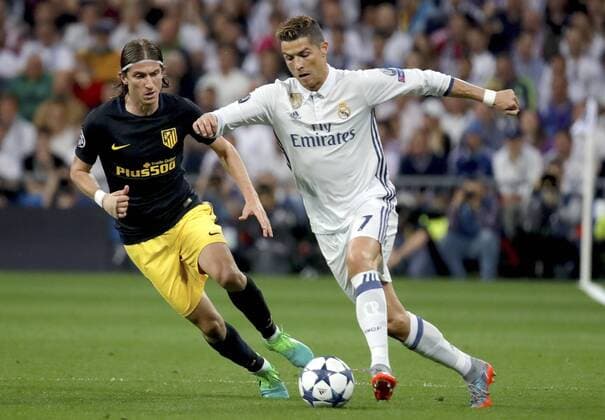 Real Madrid s Portuguese striker Cristiano Ronaldo (R) vies for the ball with Atletico de Madrid s Brazilian defender Filipe Luis during the UEFA Champions League semifinal match between Real Madrid and Atletico de Madrid at the Santiago Bernabeu stadium in Madrid, Spain, 02 May 2017. REAL MADRID VS. ATLETICO DE MADRID !ACHTUNG: NUR REDAKTIONELLE NUTZUNG!  Copyright: xJuanJoxMartinx MAD001 20170502-636293582126670753