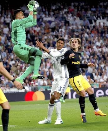 Real Madrid s Costa Rican goalkeeper Keylor Navas (L) vies for the ball with Atletico de Madrid s French striker Antoine Griezmann during the UEFA Champions League semifinal match between Real Madrid and Atletico de Madrid at the Santiago Bernabeu stadium in Madrid, Spain, 02 May 2017. REAL MADRID VS. ATLETICO DE MADRID !ACHTUNG: NUR REDAKTIONELLE NUTZUNG!  Copyright: xJuanJoxMartinx MAD001 20170502-636293587582355345