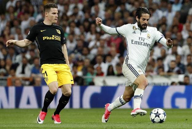 Real Madrid s midfielder Isco Alarcon (R) vies for the ball with Atletico de Madrid s French striker Kevin Gameiro during the UEFA Champions League semifinal match between Real Madrid and Atletico de Madrid at the Santiago Bernabeu stadium in Madrid, Spain, 02 May 2017. REAL MADRID VS. ATLETICO DE MADRID !ACHTUNG: NUR REDAKTIONELLE NUTZUNG!  Copyright: xChemaxMoyax MAD001 20170502-636293599902045426