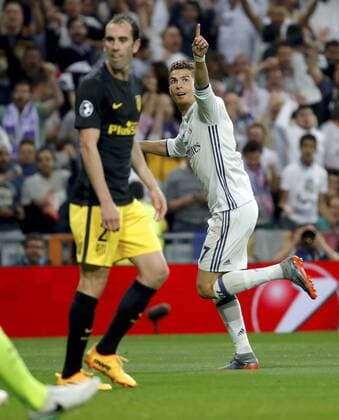 Real Madrid s Portuguese striker Cristiano Ronaldo (R) jubilates the second goal of the team during the UEFA Champions League semifinal match between Real Madrid and Atletico de Madrid at the Santiago Bernabeu stadium in Madrid, Spain, 02 May 2017. REAL MADRID VS. ATLETICO DE MADRID !ACHTUNG: NUR REDAKTIONELLE NUTZUNG!  Copyright: xJuanJoxMartinx MAD001 20170502-636293614190397359