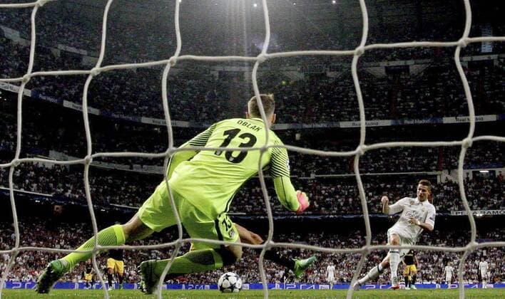 Real Madrid s Portuguese striker Cristiano Ronaldo scores the third goal during the UEFA Champions League semifinal match between Real Madrid and Atletico de Madrid at the Santiago Bernabeu stadium in Madrid, Spain, 02 May 2017. REAL MADRID VS. ATLETICO DE MADRID !ACHTUNG: NUR REDAKTIONELLE NUTZUNG!  Copyright: xJuanJoxMartinx MAD001 20170502-636293630343054271