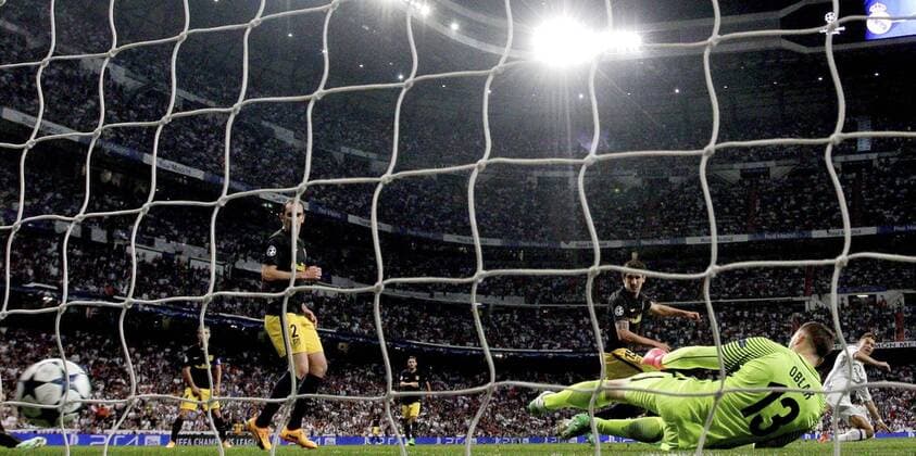 Atletico de Madrid s goalkeeper Jan Oblak (2R) during the UEFA Champions League semifinal match between Real Madrid and Atletico de Madrid at the Santiago Bernabeu stadium in Madrid, Spain, 02 May 2017. REAL MADRID VS. ATLETICO DE MADRID !ACHTUNG: NUR REDAKTIONELLE NUTZUNG!  Copyright: xJuanJoxMartinx MAD001 20170502-636293630948638507
