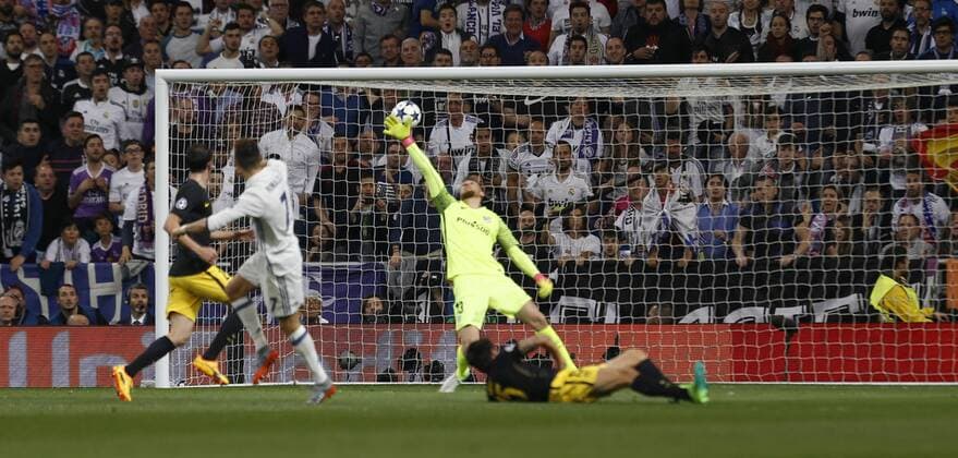Partido de ida de semifinales de la Liga de Campeones entre el Real Madrid y el Atletico en el Bernabeu. En la imagen, Cristiano Ronaldo logra su segundo gol. First leg of Champions League semifinals between Real Madrid and Atletico. In this picture, Cristiano Ronaldo celebrates his third goal. xÃngelxRiverox 