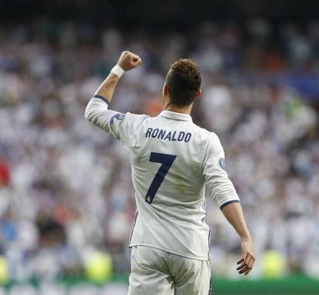 Bilder des Tages - SPORT Partido de ida de semifinales de la Liga de Campeones entre el Real Madrid y el Atlético en el Bernabéu. En la imagen, Cristiano Ronaldo celebra su segundo gol. First leg of Champions League semifinals between Real Madrid and Atlético. In this picture, Cristiano Ronaldo celebrates his second goal. xFOTOxCHEMAxREYx 
