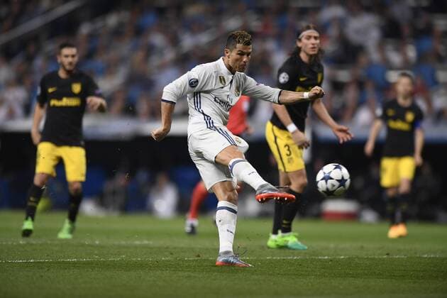 Partido de ida de semifinales de la Liga de Campeones entre el Real Madrid y el Atletico en el Bernabeu. En la imagen, Cristiano Ronaldo logra su segundo gol. First leg of Champions League semifinals between Real Madrid and Atletico. In this picture, Cristiano Ronaldo scores his second goal. xJUANxAGUADOx 