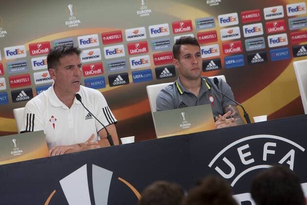Celta Vigo s Argentinian head coach Eduardo Berizzo (L) and captain Hugo Mallo (R) during the press conference PK Pressekonferenz of the team, in Vigo, northwestern Spain, on 03 May 2017, on the eve of Europa League s semifinal first leg match against Manchester United ManU at Vigo s Balaidos Stadium. CELTA DE VIGO S PRESS CONFERENCE !ACHTUNG: NUR REDAKTIONELLE NUTZUNG!  Copyright: xSALVADORxSASx 20170503-636294348796514389