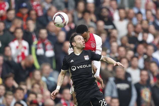 (L-R) Mathieu Valbuena of Olympique Lyonnais, Kenny Tete of Ajaxduring the UEFA Europa League semi final match between Ajax Amsterdam and Olympique Lyonnais at the Amsterdam Arena on May 03, 2017 in Amsterdam, The Netherlands Ajax v Olympique Lyon UEFA Europa League 2016 2017 xVIxxIVx 7717525