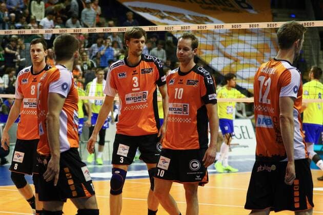 Volleyball, Herren, Saison 2016 17, 1. Bundesliga, Playoff, Finale, 2. Spiel, BR Volleys - VfB Friedrichshafen, Enttäuschung nach dem ersten Satz bei den BR Volleys, 03.05.17, Copyright: xMichaelxHundtx xMatthiasxKochx