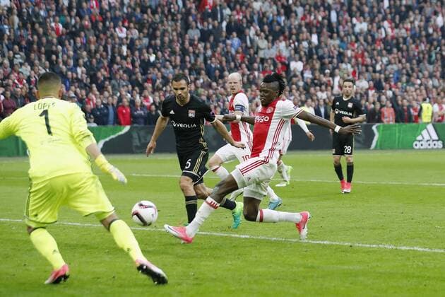(L-R) goalkeeper Anthony Lopes of Olympique Lyonnais, Mouctar Diakhaby of Olympique Lyonnais, Davy Klaassen of Ajax. Bertrand Traore of Ajax, Mathieu Valbuena of Olympique Lyonnais 4-1during the UEFA Europa League semi final match between Ajax Amsterdam and Olympique Lyonnais at the Amsterdam Arena on May 03, 2017 in Amsterdam, The Netherlands Ajax v Olympique Lyon UEFA Europa League 2016 2017 xVIxxIVx 7717618