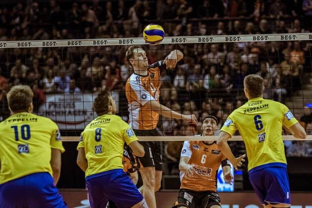 Angriff Sebastian Kühner (10-BRV) 03.05.2017, BR Volleys - VfB Friedrichshafen Play-Off Finale 2. Spiel Volleyball Bundesliga Saison 2016 2017